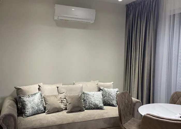 Apartamentai Su Baseinu